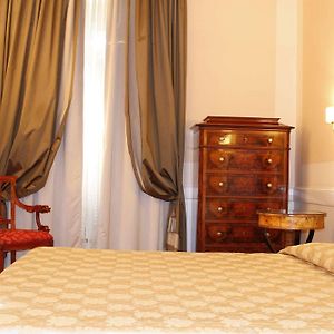 Camera con letto king size